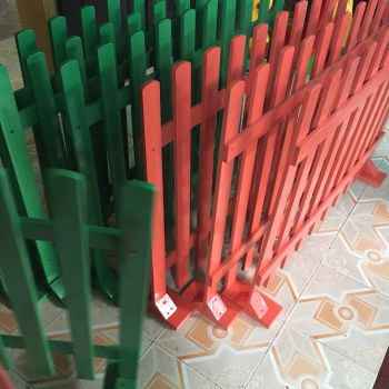 Hàng rào gỗ mầm non